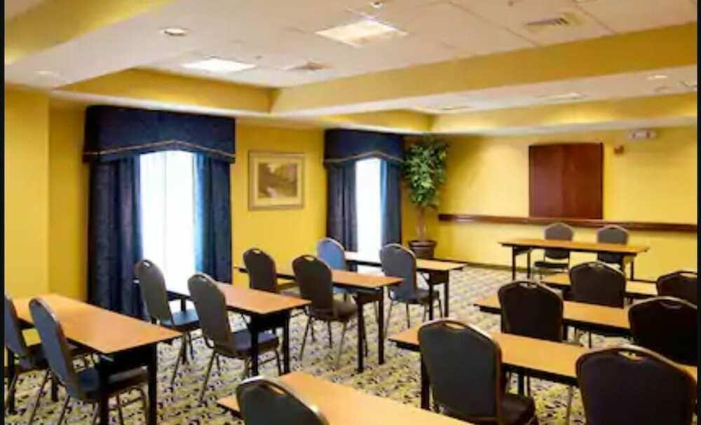 Hampton Inn & Suites Лейк-Уэльс Экстерьер фото